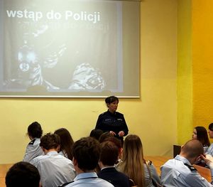 Zdjęcie przedstawiające wizytę licealistów w Komendzie Miejskiej Policji w Gdyni