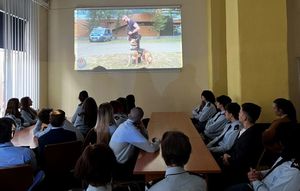 Zdjęcie przedstawiające wizytę licealistów w Komendzie Miejskiej Policji w Gdyni