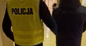 Zdjęcie poglądowe, przedstawiające policjanta z zatrzymanym