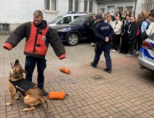 Zdjęcie zrobione podczas wizyty licealistów w gdyńskiej komendzie