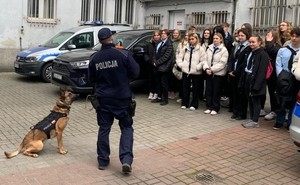 Zdjęcie zrobione podczas wizyty licealistów w gdyńskiej komendzie