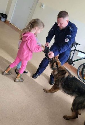 Zdjęcie przedstawiające przedszkolaków podczas wizyty w komisariacie Policji