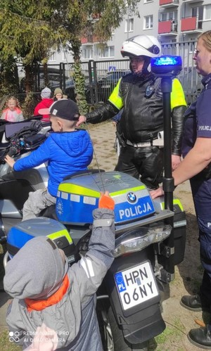 Zdjęcie przedstawiające spotkanie policjantów z przedszkolakami