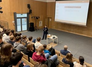 Zdjęcie przedstawiające policjantów podczas spotkania z licealistami