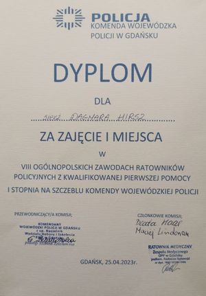 Zdjęcie przedstawiające dyplom sierż. Dagmary Hirsz za zajęcie I miejsca w eliminacjach kwalifikowanej pierwszej pomocy