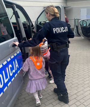 Zdjęcie przedstawiające przedszkolaków, które odwiedziły policjantów w komisariacie