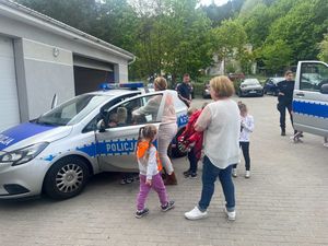 Zdjęcie przedstawiające przedszkolaków, które odwiedziły policjantów w komisariacie