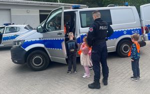 Zdjęcie przedstawiające przedszkolaków, które odwiedziły policjantów w komisariacie