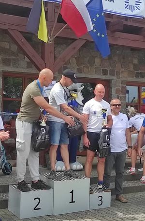 Zdjęcie funkcjonariuszy, którzy stanęli na podium po biegu na 8 km