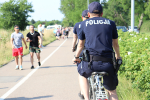 Zdjęcie przedstawiające policjantów jadących na rowerach