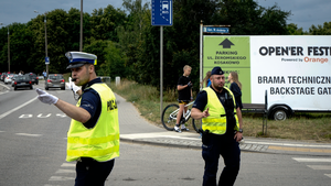 Zdjęcie przedstawiające policjantów, kierujących ruchem drogowym