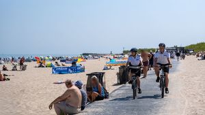 Zdjęcie przedstawiające policjantów na rowerach podczas patrolu przy plaży