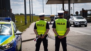 Zdjęcie przedstawiające policjantów podczas działań przy bramkach przed autostradą