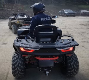 Zdjęcie przedstawiające policjanta na quadzie