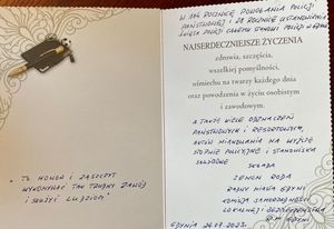 Zdjęcie przedstawiające podziękowania dla gdyńskiej Policji wraz z życzeniami z okazji Święta Policji