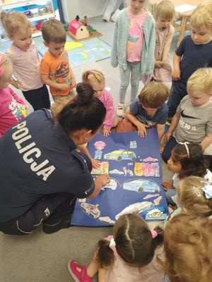 Zdjęcie przedstawiające policjantkę podczas spotkania z przedszkolakami