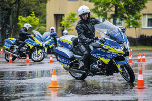 Zdjęcie przedstawiające policjantów na motocyklach