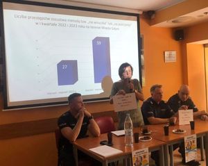 Zdjęcie przedstawiające policjantów, prelegentów i seniorów podczas debaty społecznej z seniorami.