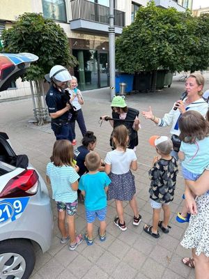 Zdjęcie przedstawiające dzieci w trakcie festynu z udziałem policjantów