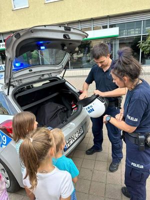 Zdjęcie przedstawiające dzieci w trakcie festynu z udziałem policjantów