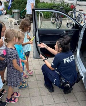 Zdjęcie przedstawiające dzieci w trakcie festynu z udziałem policjantów