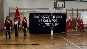 Zdjęcie przedstawiające uczniów poczet sztandarowy oraz napis :Rozpoczęcie roku szkolnego 2023/24