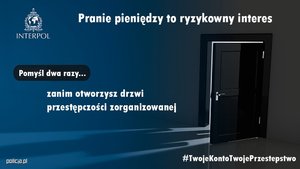 Zdjęcie przedstawiające uchylone drzwi