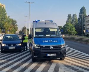 Zdjęcie przedstawiające policjantów podczas kontroli trzeźwości