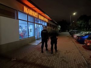 Zdjęcie przedstawiające policjantów podczas patrolowania rejonu służbowego