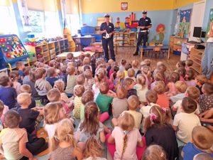 Zdjęcie przedstawiające przedszkolaków i policjantów.