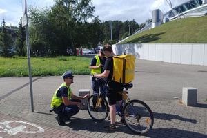 Zdjęcie przedstawiające policjantów podczas kontroli rowerzysty