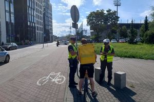 Zdjęcie przedstawiające policjantów podczas kontroli rowerzysty