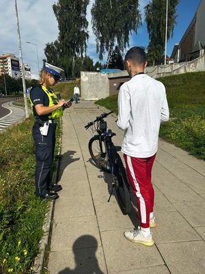 Zdjęcie przedstawiające policjantki podczas kontroli rowerzysty