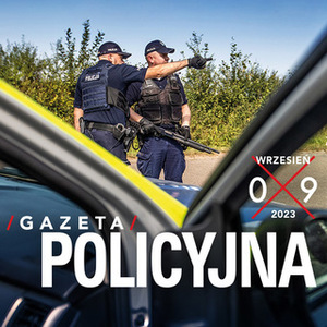 Zdjęcie przedstawiające dwóch policjantów. Na zdjęciu widnieje napis &quot;Gazeta Policyjna&quot;