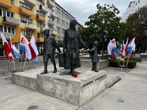 Zdjęcie przedstawiające pomnik wysiedlonych gdynian.