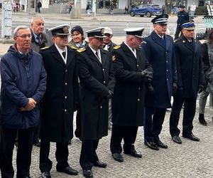 Zdjęcie przedstawiające obchody 84. rocznicy wysiedlenia gdynian. Na zdjęciu widać osoby cywilne, żołnierzy, Komendanta Miejskiego Policji w Gdyni oraz Komendanta Miejskiego Państwowej Straży Pożarnej w Gdyni