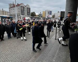 Zdjęcie przedstawiające obchody 84. rocznicy wysiedlenia gdynian. Na zdjęciu widać uczestników wydarzenia, Komendanta Miejskiego Policji w Gdyni oraz Komendanta Miejskiego Państwowej Straży Pożarnej w Gdyni