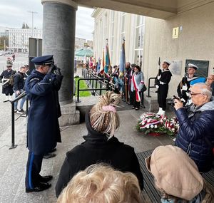 Zdjęcie przedstawiające obchody 84. rocznicy wysiedlenia gdynian. Na zdjęciu widać uczestników wydarzenia, Komendanta Miejskiego Policji w Gdyni