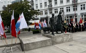 Zdjęcie przedstawiające obchody 84. rocznicy wysiedlenia gdynian. Na zdjęciu widać pomnik wysiedlonych gdynian oraz uczestników obchodów