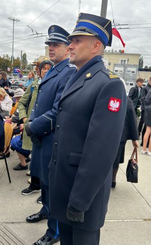 Zdjęcie przedstawiające obchody 84. rocznicy wysiedlenia gdynian. Na zdjęciu widać Komendanta Miejskiego Policji w Gdyni oraz Komendanta Miejskiego Państwowej Straży Pożarnej w Gdyni