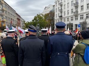 Zdjęcie przedstawiające obchody 84. rocznicy wysiedlenia gdynian. Na zdjęciu widać uczestników wydarzenia.