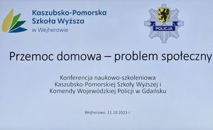 Zdjęcie przedstawiające plakat z logo Kaszubsko - Pomorskiej Szkoły Wyższej w Wejherowie oraz logo Pomorskiej Policji, a także tematem konferencji - &quot;Przemoc domowa - problem społeczny&quot;