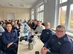 Zdjęcie przedstawiające policjantów oraz wykładowców i studentów z Akademii Marynarki Wojennej w Gdyni