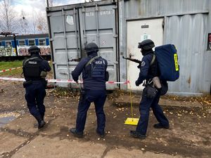 Zdjęcie przedstawiające policjantów idących do pociągu