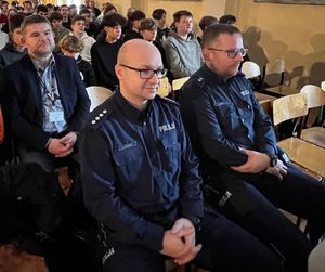 Zdjęcie przedstawiające policjantów oraz innych uczestników podczas inauguracji kampanii Biała Wstążka