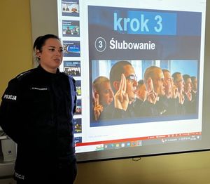 Zdjęcie przedstawiające funkcjonariuszkę promującą zawód policjanta