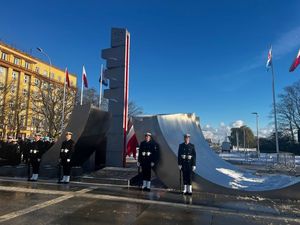 Zdjęcie przedstawiające żołnierzy przy pomniku na Skwerze Kościuszki