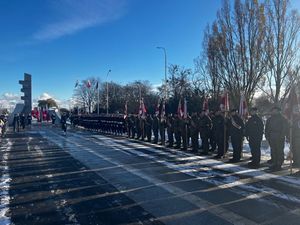 Zdjęcie przedstawiające żołnierzy przy pomniku na Skwerze Kościuszki