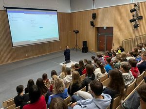 Zdjęcie przedstawiające policjantkę podczas prowadzenia zajęć z młodzieżą