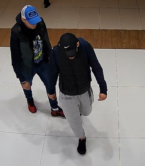 Zdjęcie przedstawiające mężczyzn, którzy mogą mieć związek z kradzieżą